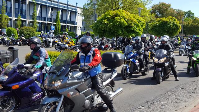 230 Motoradbolieden füllten den Parkplatz vor dem Stadtallendorfer Rathaus | Foto: Dieter Schnecker / GosPop