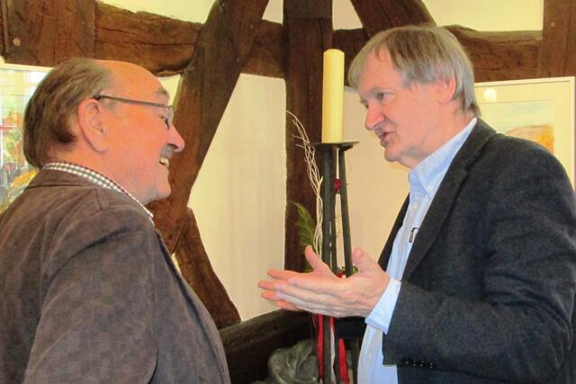 Der Maler Heinz Zürcher (rechts) im Fachgespräch mit Adam Kahler (Battenberg) am 29.05.2016.