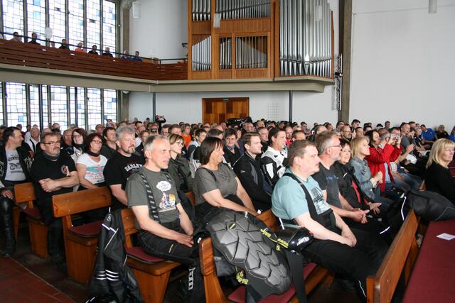 400 Gottesdienstbesucher füllten die Stadtkirche | Foto: Dieter Schnecker / GosPop