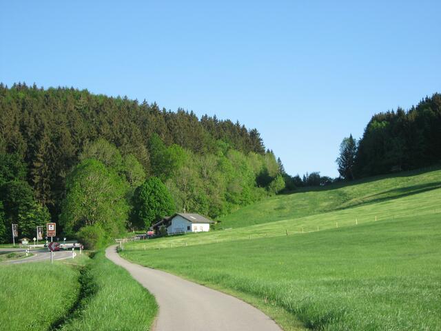 Für ein Foto, das ich am Sonntag nicht mehr machen konnte, fahre ich den kleinen "Abstecher" zur Schnaidberg-Alm. Hier beginnt eine Schiebe-Strecke mit einer Steigung von 20%. Es sei denn du hast ein E-Bike und stramme Radler-Wadeln. Zugegeben: Ich hab's nicht geschafft.