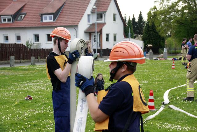 Julien Puf und Niklas Hundrieser (von links) beim Schläuche rollen | Foto: Yvonne Oestreich
