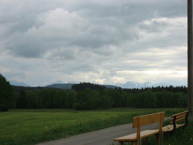 ....nur zu gerne würde ich jetzt noch Platz nehmen, auf einer der Bänke. Heute aber, bleiben beide Bänke leer. Der Himmel zieht sich zu und für mich wird es Zeit, im Schnellgang nach Hause zu fahren. Die ersten Tropfen spüre ich schon. (Wer genau hinschaut, sieht im Hintergrund, Bild rechts, die Allgäuer Alpen).