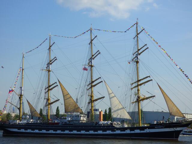 Noch mal die Krusenstern, mit ein paar Segeln