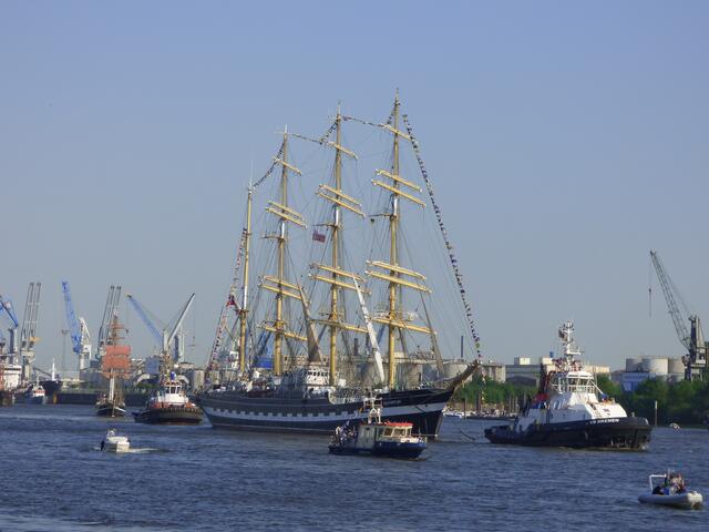 Die "Krusenstern" aus Kaliningrad. Für die Segel wohl etwas zuwenig Wind. Schade!
