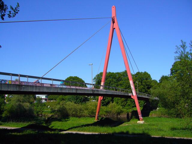 Die Brücke, die zum Sportpark mit dem 96-Stadion führt, hat einmal bei einem Sturm ihre einst deutlich höhere Spitze verloren.