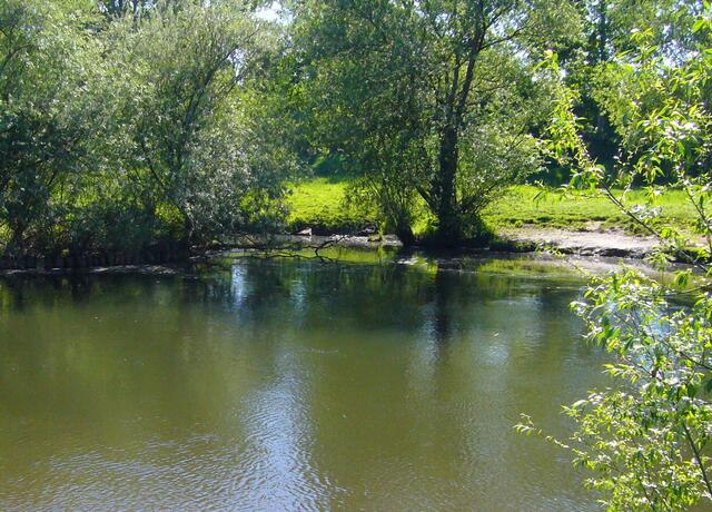 Ein Stück weiter treffen der Schnelle Graben und die kleine Ihme (zwischen den Bäumen) zusammen. Die Ihme wird zum Fluss.