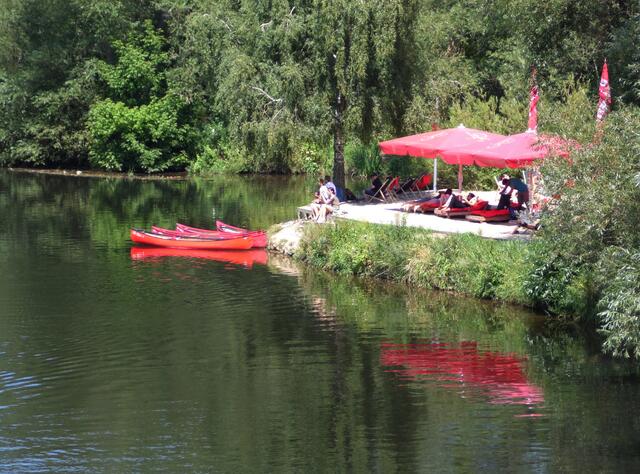 Dort kommt von rechts die kleinere Leine dazu, die ihr Wasser nun, mit etwas Ihmewasser gemischt, wieder vereinigen kann. Als Leine strömt der Fluss weiter.