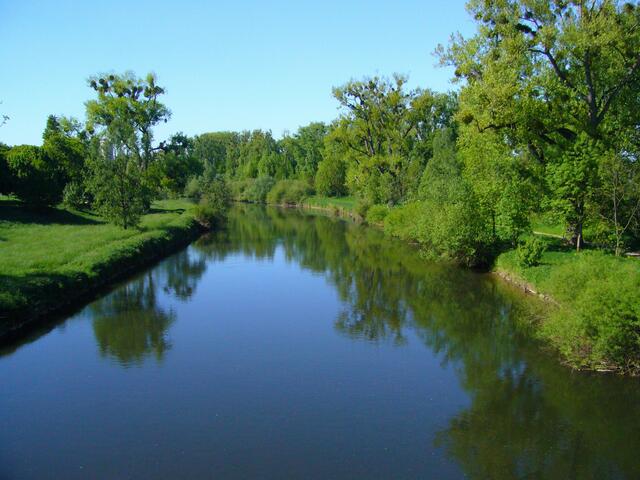Die Ihme von der Stadion-Brücke aus gesehen. Sie erreicht ihren letzten Abschnitt.