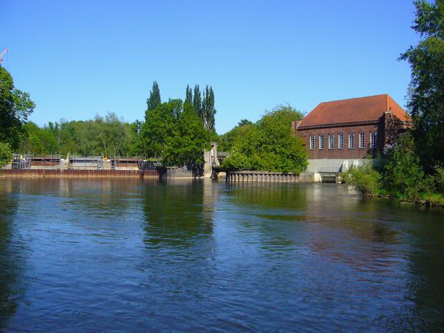 Der Schnelle Graben nimmt beim Leinewehr am Maschsee den Großteil des Leinewassers auf und führt es um die Innenstadt herum. So ist diese vor Hochwassern geschützt.
