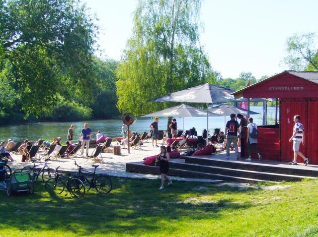 Zum Ende der Radtour hat man sich eine Pause im Liegestuhl mit Blick auf Ihme- und Leinewasser verdient.