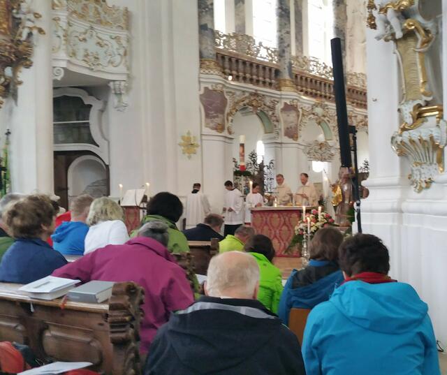 Domkapitular und Landvolksseelsorger Dr. Wolfgang Hacker und Wiespfarrer Msgr. Gottfried Fellner zelebrieren Festgottesdienst zur 40. Fußwallfahrt des Katholischen Landvolks aus dem Dekanat Marktoberdorf zum Geißelheiland auf der Wies