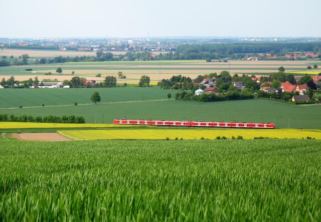 Der Blick vom Vörier Berg auf Hannover zu. Rechts im Vordergrund Linderte, dahinter Ihme-Roloven. An der Baumreihe im linken hinteren Bildbereich fließt die Ihme.