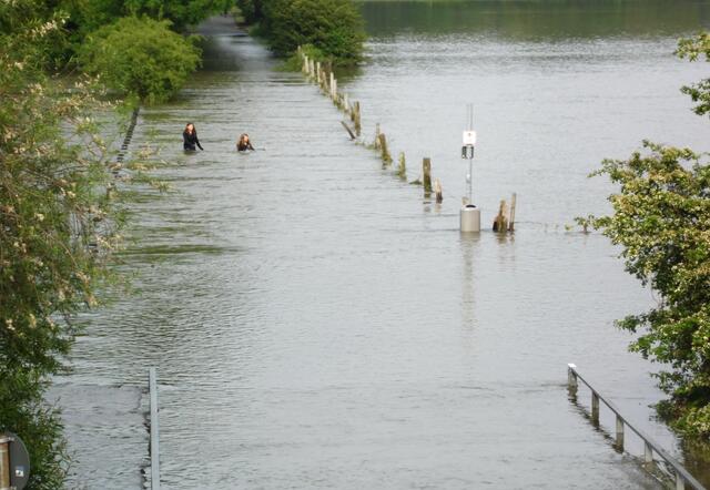 Blick vom Deich am Deichtor Düsternstraße. Immer mal wieder wird die Wasserströmung von Menschen unterschätzt, die abkürzen wollen. Die Geländer im Vordergrund gehören zur Ihmebrücke.