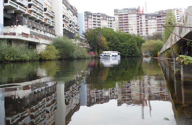 Und dort strömt sie gemächlich an der eindrucksvollen Kulisse des Ihmezentrums vorbei. Ein Vergnügungsdampfer lädt zu Rundfahrte, auch über die benachbarten Gewässer, ein.