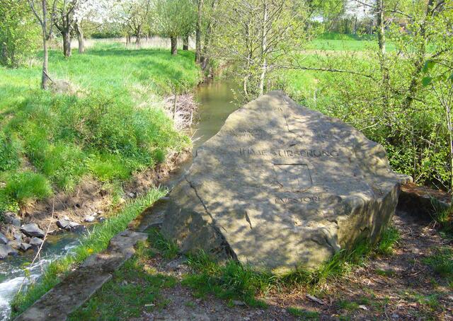 Dort, nahe des Dorfes, treffen am "Ihmestein" der Bredenbecker Bach und der Wennigser Mühlbach zusammen.