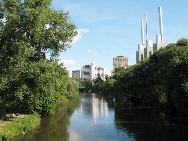 Ein Blick zurück auf den letzten Ihmeabschnitt mit Heizkraftwerk und Ihme-Zentrum. Es war eine schöne und interessante Radtour.