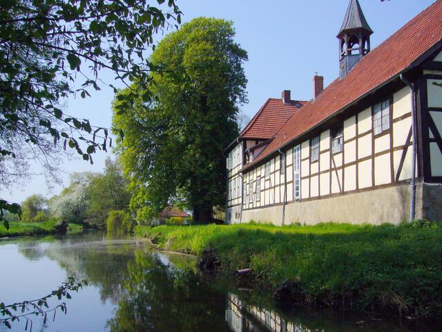 Das Bettenser Gut, umgeben von Wassergräben, das einst aus einer Wasserburg entstanden ist.