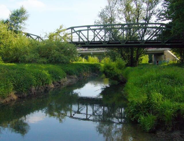 Die einstige Eisenbahnbrücke am Ohedamm, über die früher die Bahn nach Altenbeken am Teutoburger Wald fuhr. Sie ist die Verlängerung des Altenbekener Damms auf der anderen Seite des Maschsees.
