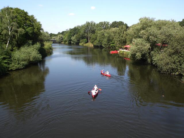 Die letzten Ihmemeter werden erreicht. Von der Brücke der Spinnereistraße am Küchengarten, ist rechts das Fährmannseck zu sehen.
