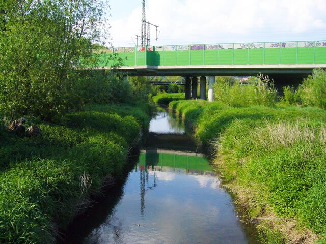 Doch normalerweise gibt sich die Ihme zahm. Hier unterquert sie die Bahnlinie zum Deister.