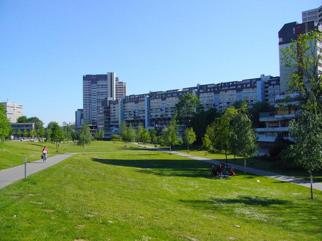 Aus guten Gründen wurden 2012 in Linden die Uferbereiche ausgebaggert und tiefer gelegt. Bei steigendem Leinpegel können sie viel Wasser aufnehmen. Dieselbe Ansicht im nächsten Bild.