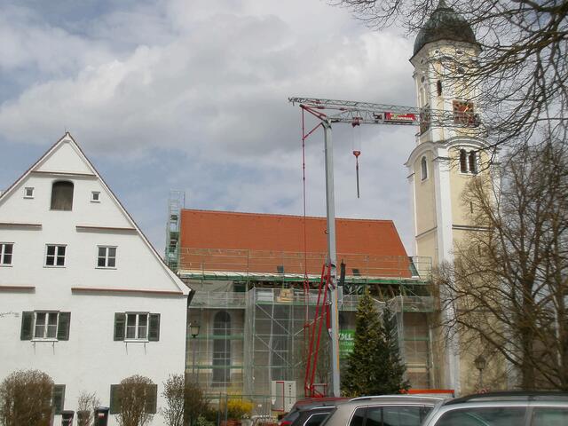 Das Dach mußte für die Sanierungsarbeiten an beiden Längsseiten geöffnet werden.