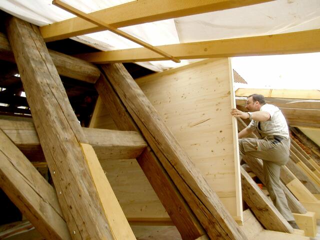 "Millimeterarbeit" beim Einbringen der Balghausteile in den Kirchendachboden.