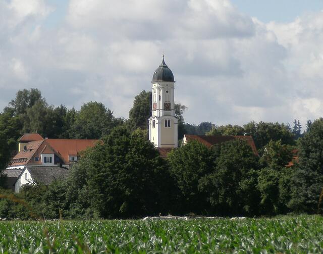Malerisch im Schmuttertal gelegen, ist die Pfarrkirche St. Martin in Batzenhofen "eine der schönsten im ganzen Domkapitel".
