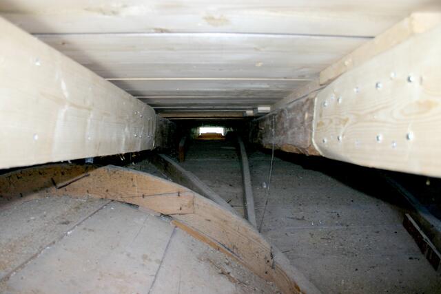 Da die obersten Steinlagen der Mauerkrone entfernt wurden, öffnet sich der Blick auf das Gewölbe des Kirchenschiffs mit der Stichkappe eines Fensters.