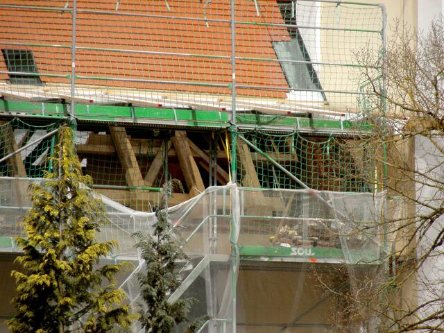 Ein provisorisches Vordach sorgt dafür, daß durch die erforderliche Dachöffnung kein Regen in die Kirche eindringen kann.