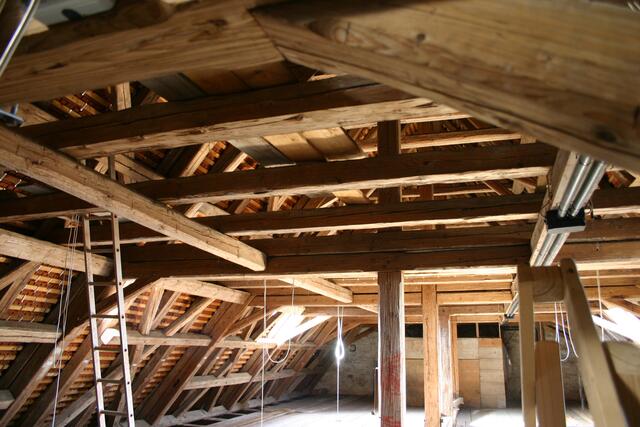 Der aus dem Jahr 1720 stammende Dachstuhl des Langhauses sieht auf den ersten Blick zwar noch gut aus, ist aber dringend sanierungsbedürftig. Im Hintergrund das zwischenzeitlich abgebaute alte Balghaus der Orgel.