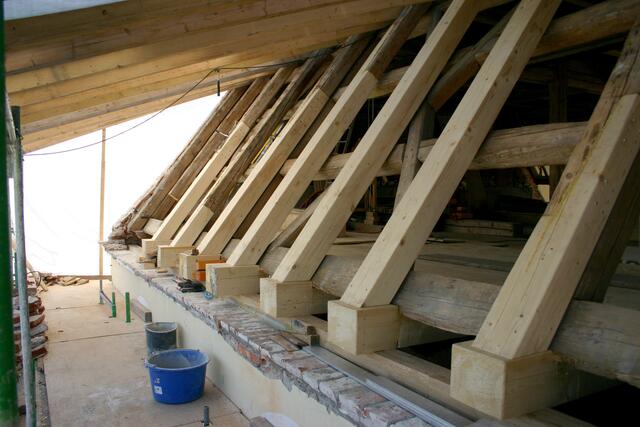 Das provisorische Schutzdach bietet genügend Raum zur Durchführung der erforderlichen Sanierungsarbeiten.