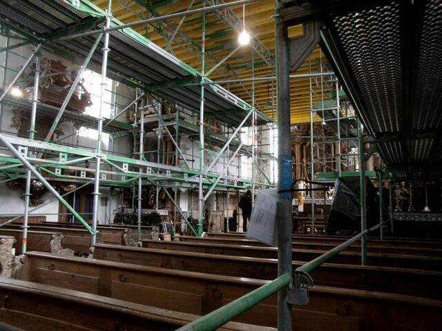 Trotz des seit 11/2017 vorhandenen Innengerüsts finden weiter die gewohnten Gottesdienste statt.