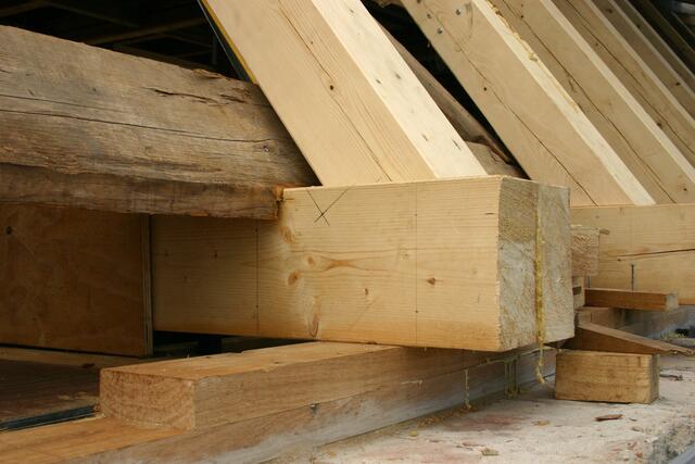 Neue Schwelle aus Eichenholz, erneuerte Kopfstücke an den Deckenbalken und angeschäftete Sparrenenden.