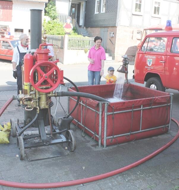 Mein ganz besonderes Interesse galt einer "transportablen Dampfpumpe" aus England. Diese Pumpe wurde bereits im Jahre 1876 entwickelt und zwar um auf Schiffen Frischwasser in einen Boiler zu befördern. Später verwendete sie jedoch die britische Feuerwehr, und sie kam auch im ersten und zweiten Weltkrieg bei der britischen Armee zum Einsatz.