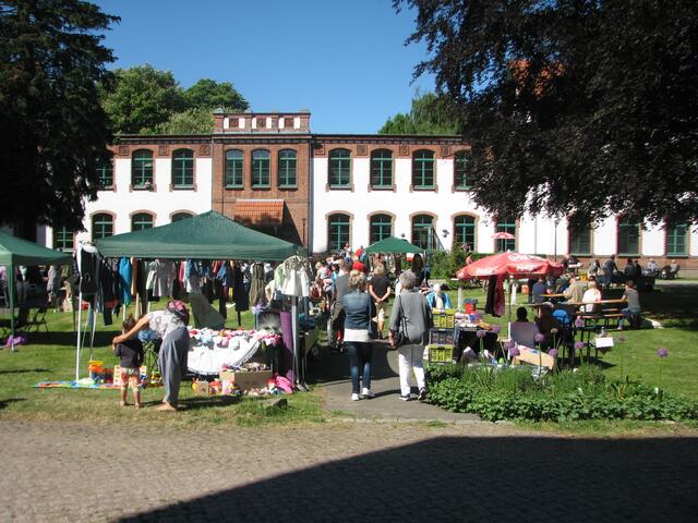 Scheinbar wurde der Flohmarkt gut angenommen