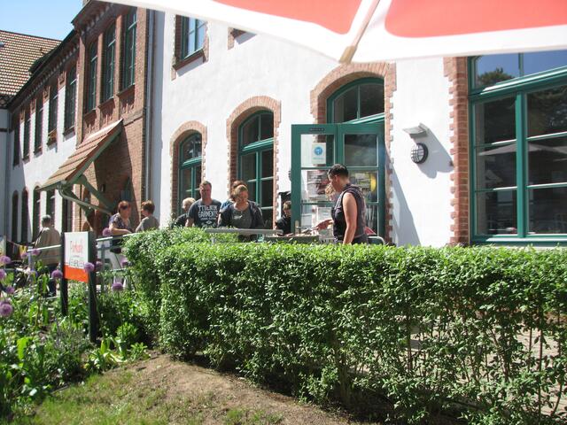 Lange Schlange am Bratwurststand