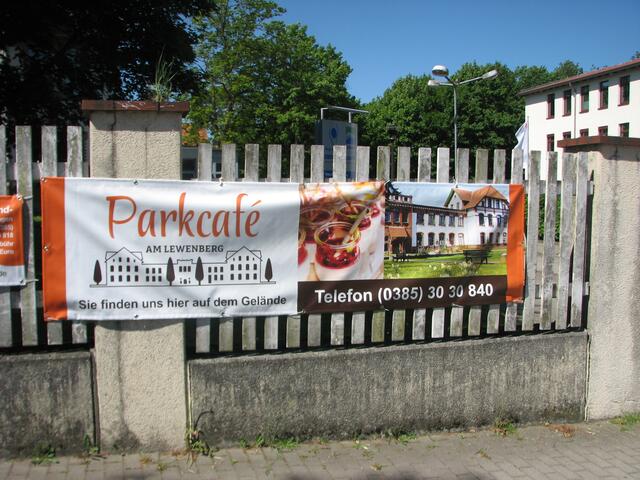 Ein Banner an der Straße weißt jetzt auf das Park Cafè hin.