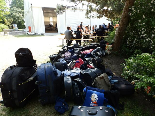 Instrumentenlager vor dem Catering-Zelt