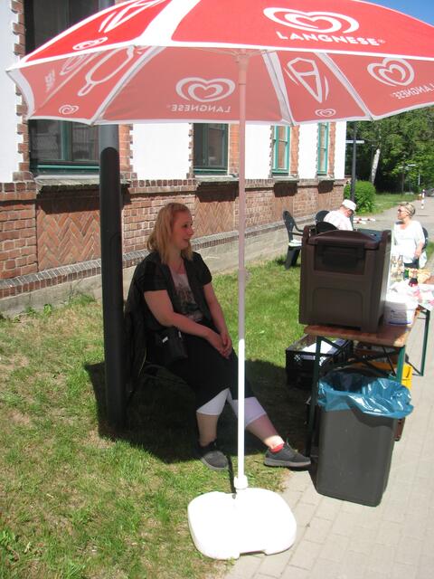 Nadine und ihr nun schattiges Plätzchen