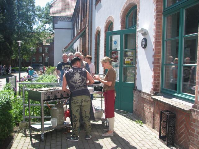 Janin und Jana bei der Arbeit