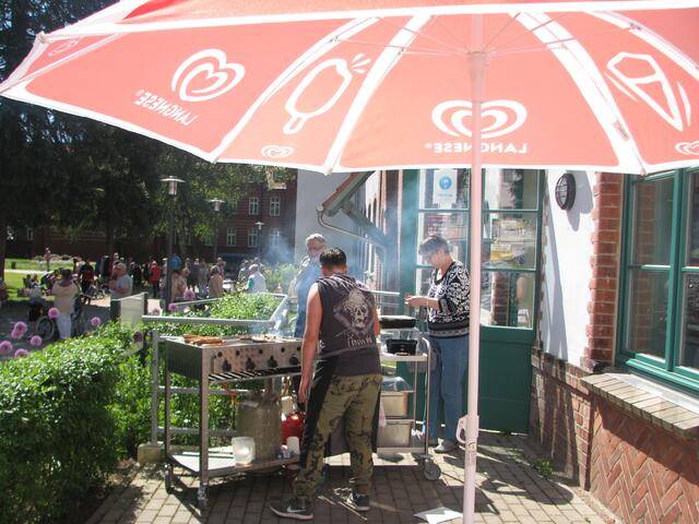 Eine Bratwurst bitte, mit Senf und im Brötchen... Aber gerne und lassen Sie es sich gut schmecken...
