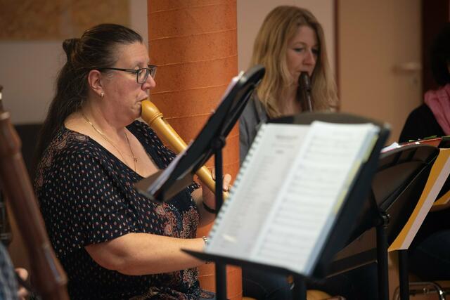 Karolina Wörle, die Leiterin des Ensembles spielte auf der Tenorflöte und gab kurze Erläuterungen zu den Musikstücken.