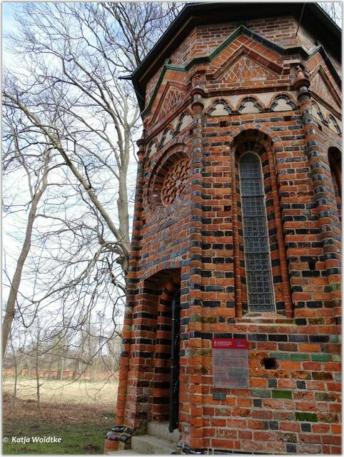 Das achtseitige Beinhaus am Münster von Bad Doberan ist mit glasierten und unglasierten Steinen sowie der Blendrosette über der Tür reich verziert (Foto: Katja Woidtke)