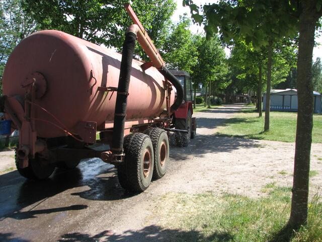Sprengwagen auf dem Campingplatz