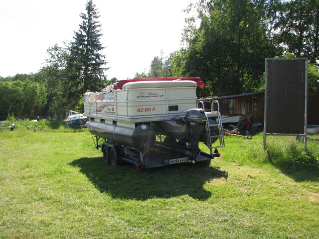 Bald wird die Barge zu Wasser gelassen...