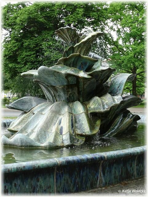 Zwischen Fritz-Behrens-Allee und Hindenburgstraße sprudelt der Majolika-Brunnen in Hannover (Foto: Katja Woidtke)