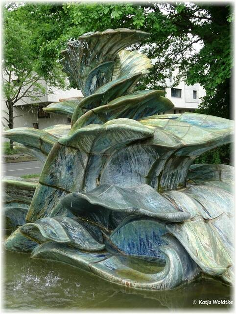 Der Majolika-Brunnen am Rande des Platzes Neues Haus erinnert an eine sich öffnende Blüte (Foto: Katja Woidtke)