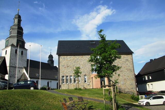 Pfarrkirche St. Heribert zu Hallenberg und das Rathaus der Stadt.