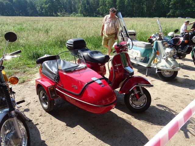 Eine Vespa mit Beiwagen